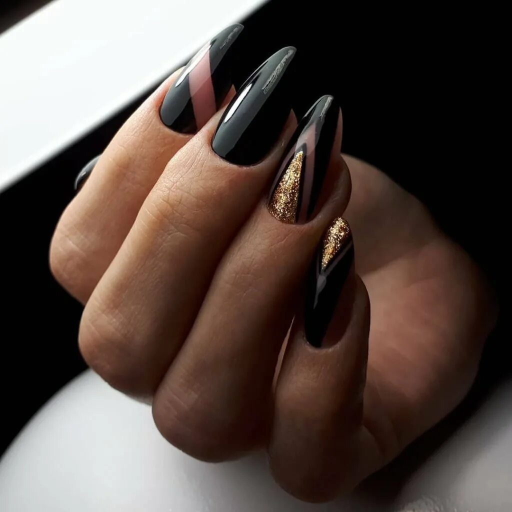 Ногти миндаль темные. Черные ногти. Ногти темные. Темный маникюр на длинные ногти. Черные длинные ногти.