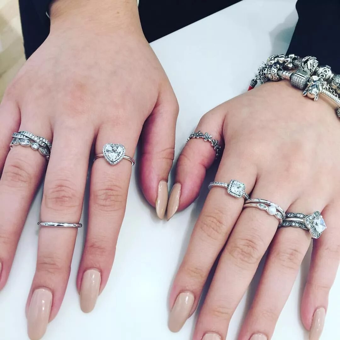 Фаланговые кольца пандора. Красивое сочетание колец на руке. Кольца pandora 198289. Красивое сочетание колец на пальцах. Кольцо pandora на пальце.