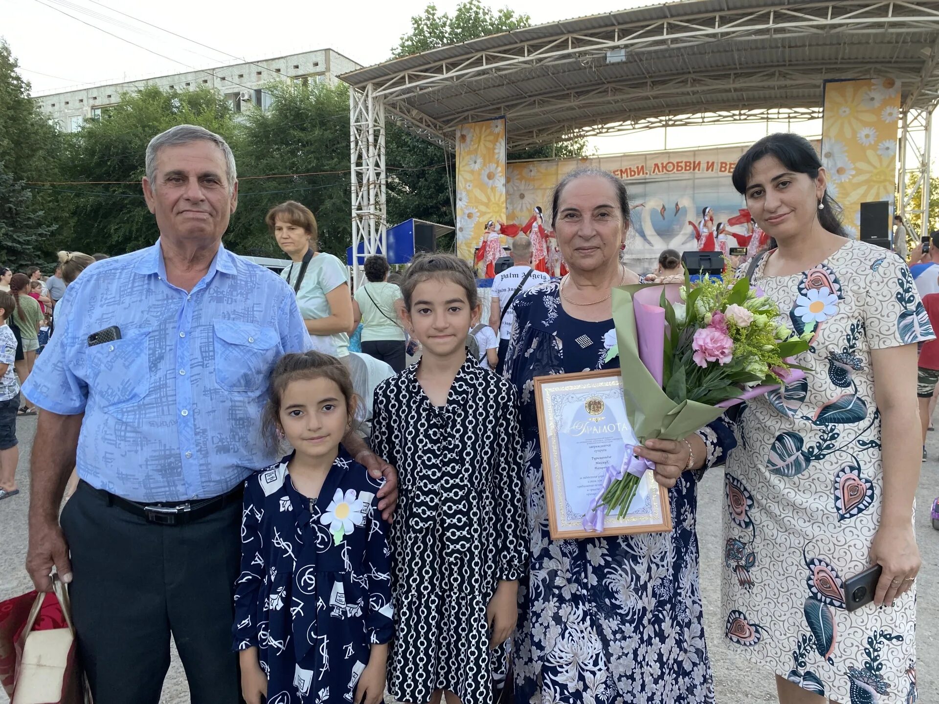 Год семьи волгоградская область. Семья Волгоград. День семьи любви и верности в 2022 в Волгограде. День семьи любви и верности в 2022 в селе. Медаль день семьи любви и верности.