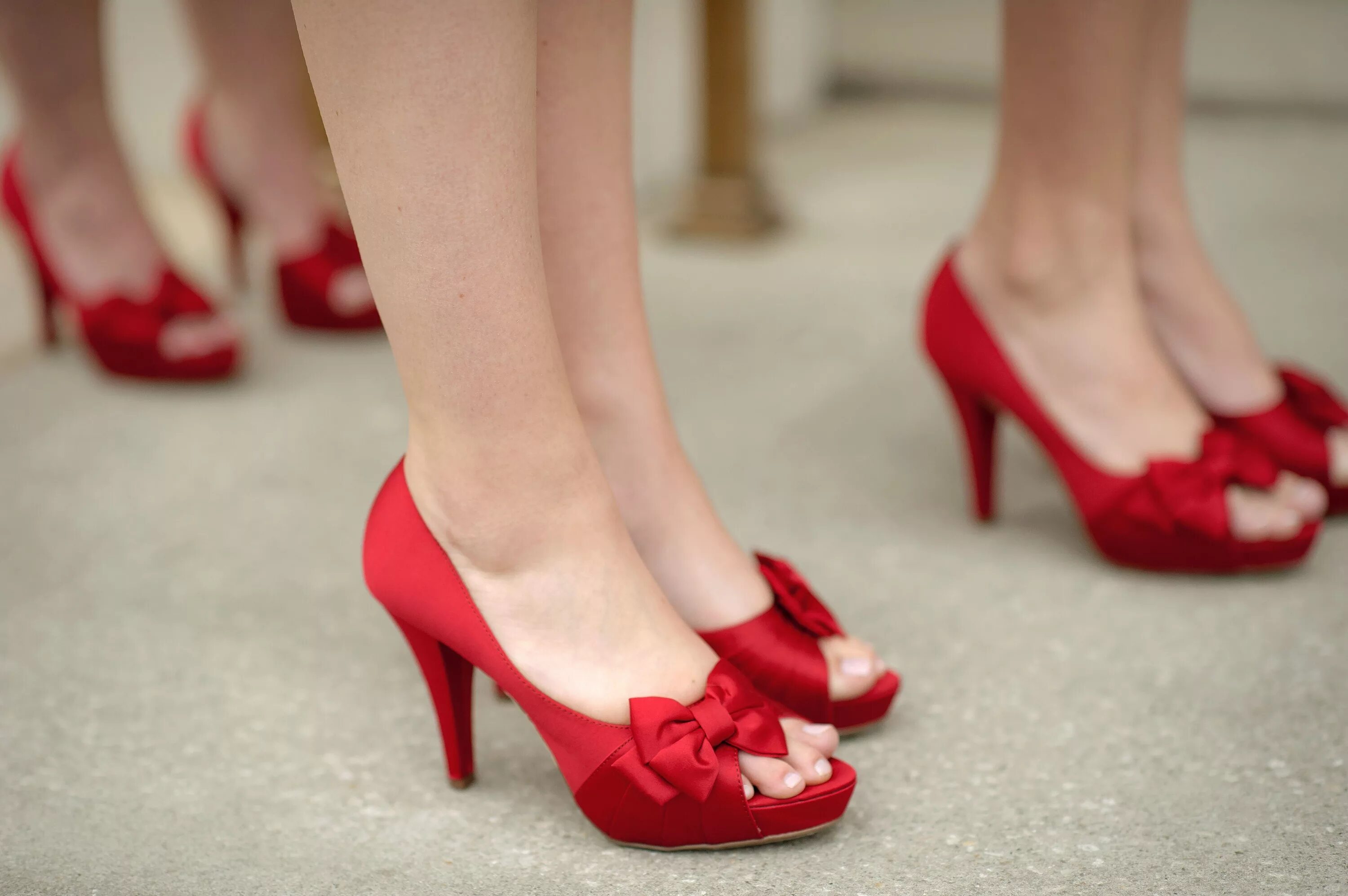 Красные туфли. Красные Свадебные туфли. Невеста в красных туфлях. Красные туфли на свадьбу.