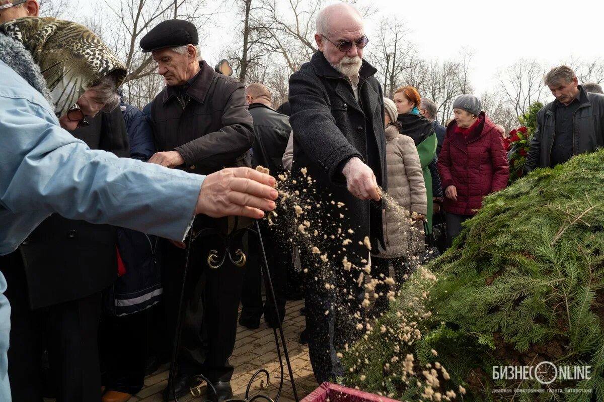 Похоронили главного. Кладбище Хамдуна Тимергалиева. Похороны Лихачева Василия Николаевича. Могила Хамдуна Тимергалиева кладбище Курган. Арское кладбище могилы.