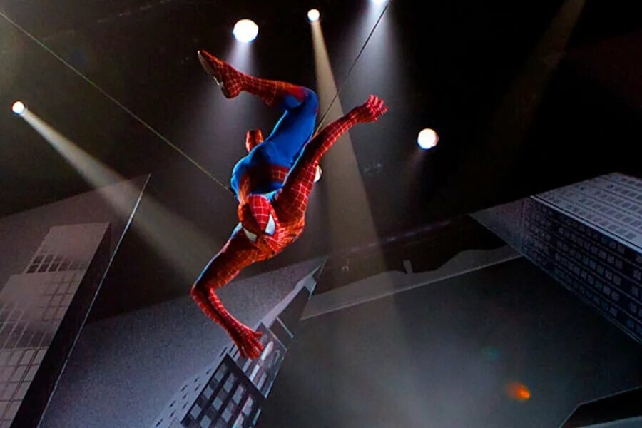 Бродвей человек паук. Человек паук мюзикл. Шоу человека паука. Человек паук в прыжке.