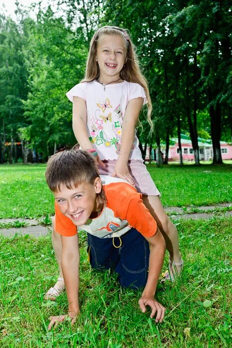 Маленькую девочку щекотят. Маленький мальчик на корточках. Мальчик сел на мальчика. Щекотка девочек. Мальчик верхом на девушке.