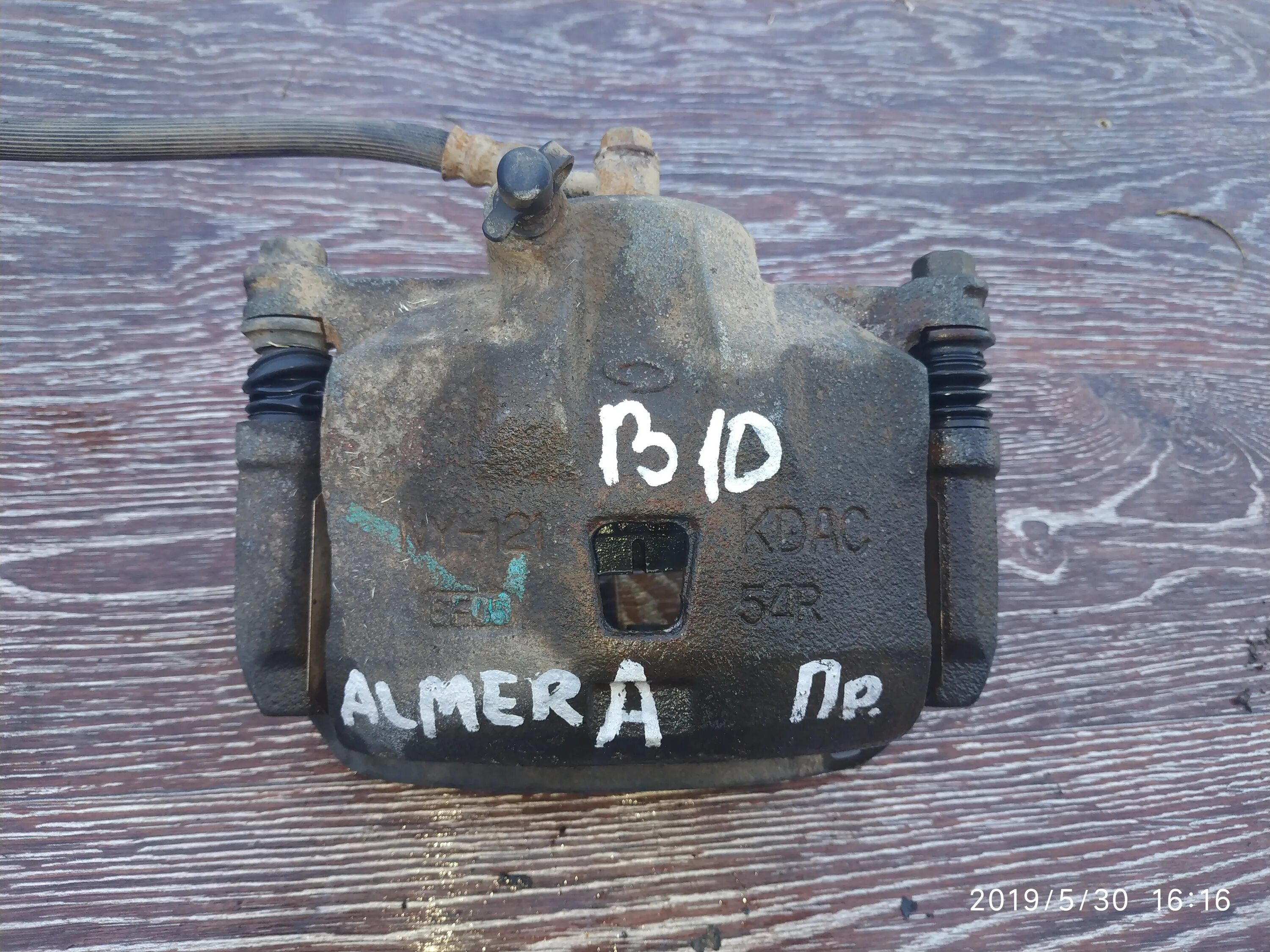 суппорт альмера классик. замена на суппорте пыльника nissan almera classic. скоба передняя суппорта ниссан альмера классик 2006. скоба суппорта almera classic. ниссан альмера классик b10 передний суппорт.