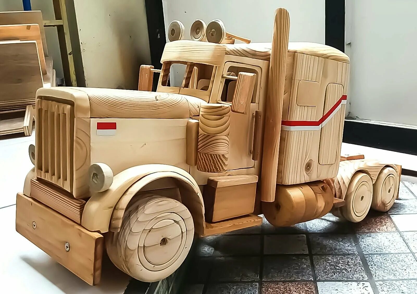 Постройте грузовик. Грузовик из дерева. Фура из дерева. Грузовичок из дерева. Грузовик из дерева игрушка.