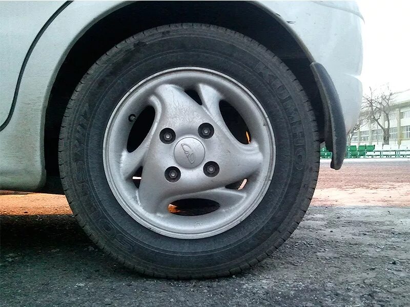 Какой размер шин на матизе. Дэу матиз размер шин 13. daewoo matiz радиус колеса. размер резины на матиз 0.8. матиз резина r13.