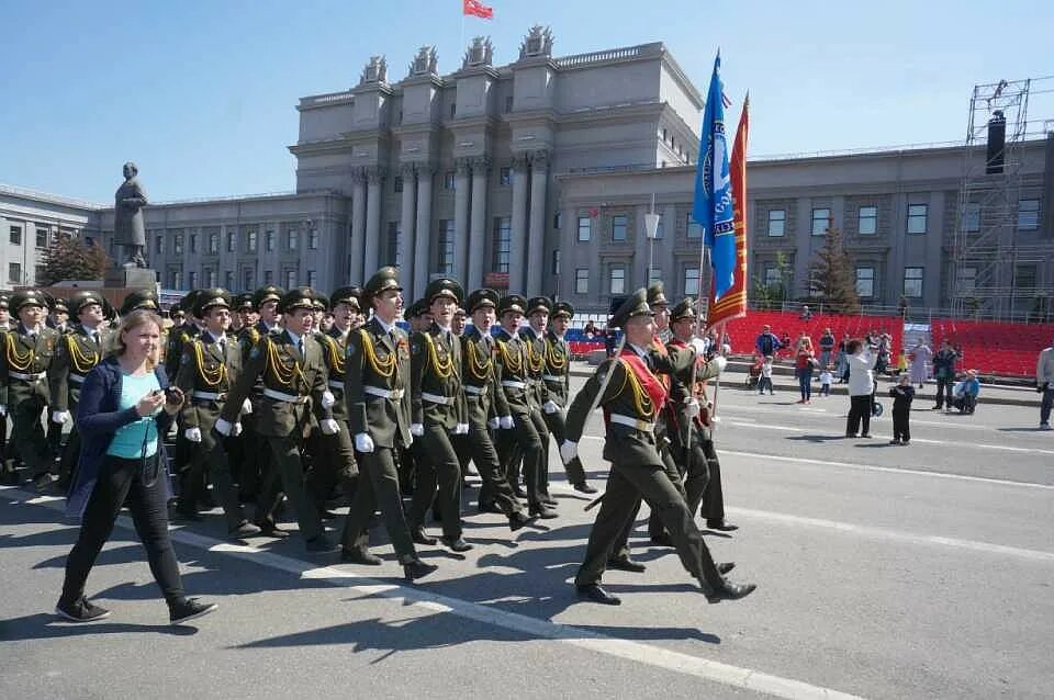 Снял парад. День Победы в Самаре фото. Парад Победы 2000 Самара. Парад 9 мая Магнитогорск. "Парад в с/ш №29". Ромодан.