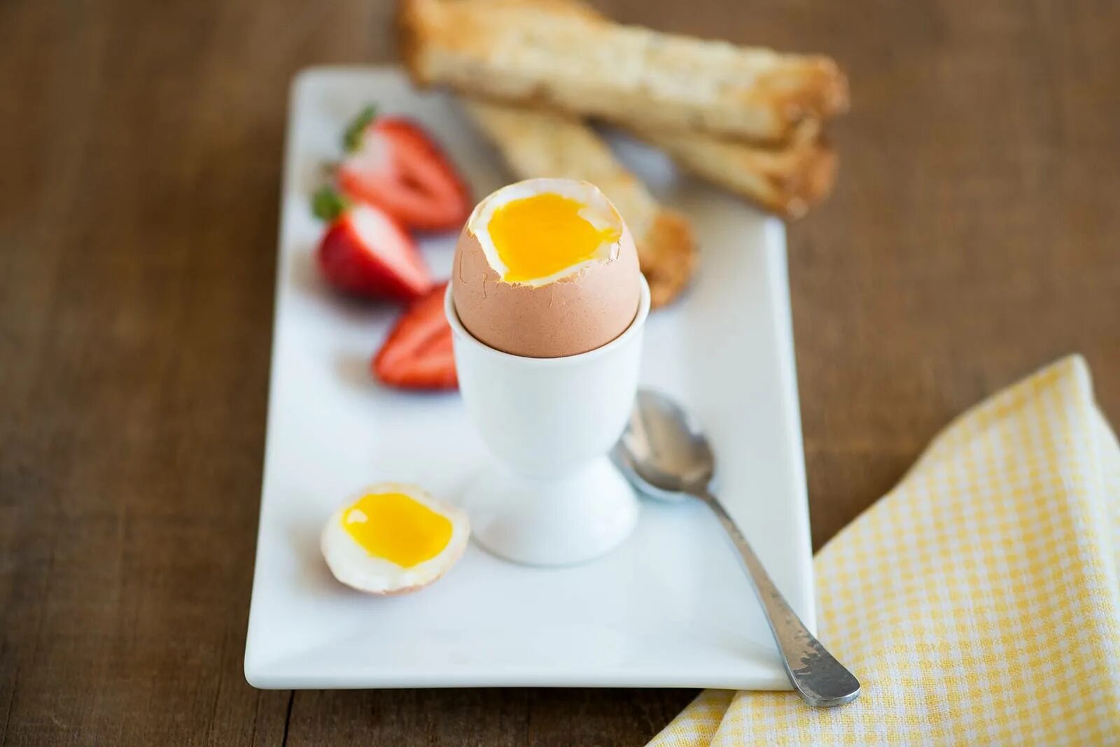 Яйца всмятку. Завтрак с вареными яйцами. Яйца всмятку на завтрак. Красивая яичница на завтрак. Можно есть яйца каждый день на завтрак