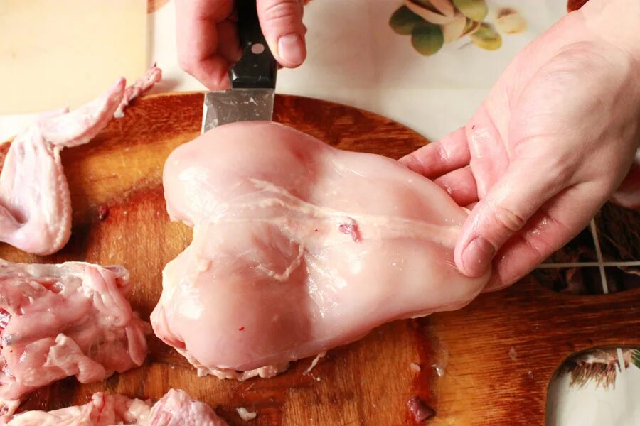 Белое мясо курицы. Как разделать куриные грудки. Куриное филе разрезанное. Куриное филе разрезанное. Как разделать куриные грудки.