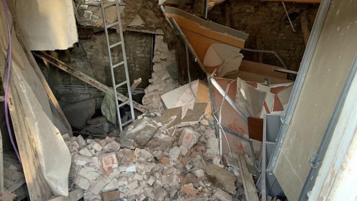 Обрушились несчастья. Обрушение здания в Ярославле. Внезапное обрушение зданий. Обрушенное здание. Здание после обрушения перекрытий.