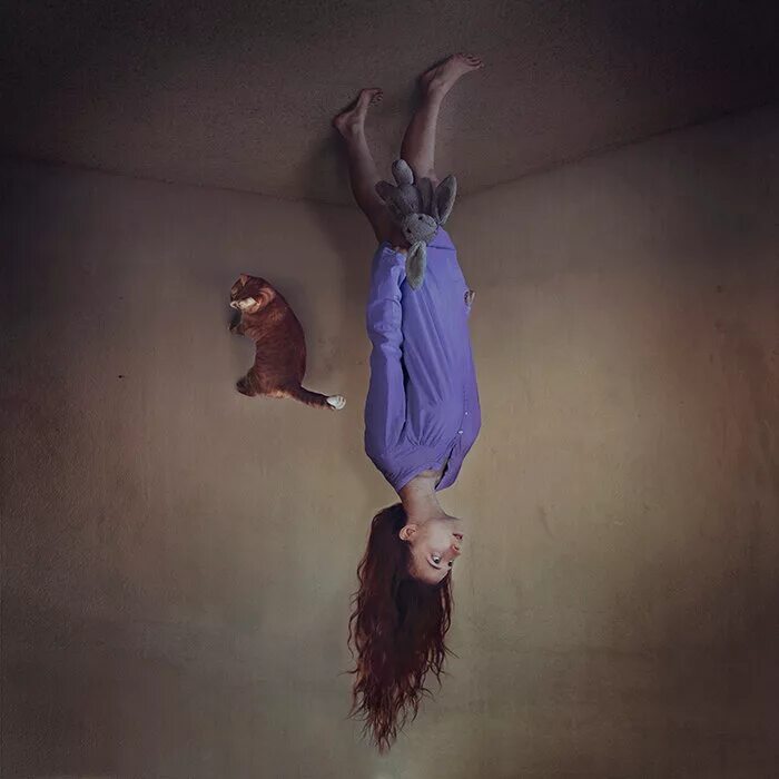 ноги девочки головы. ноги кверху на стену. йога для маленьких девочек. ноги девочки головы. маленькая девочка на йоге.