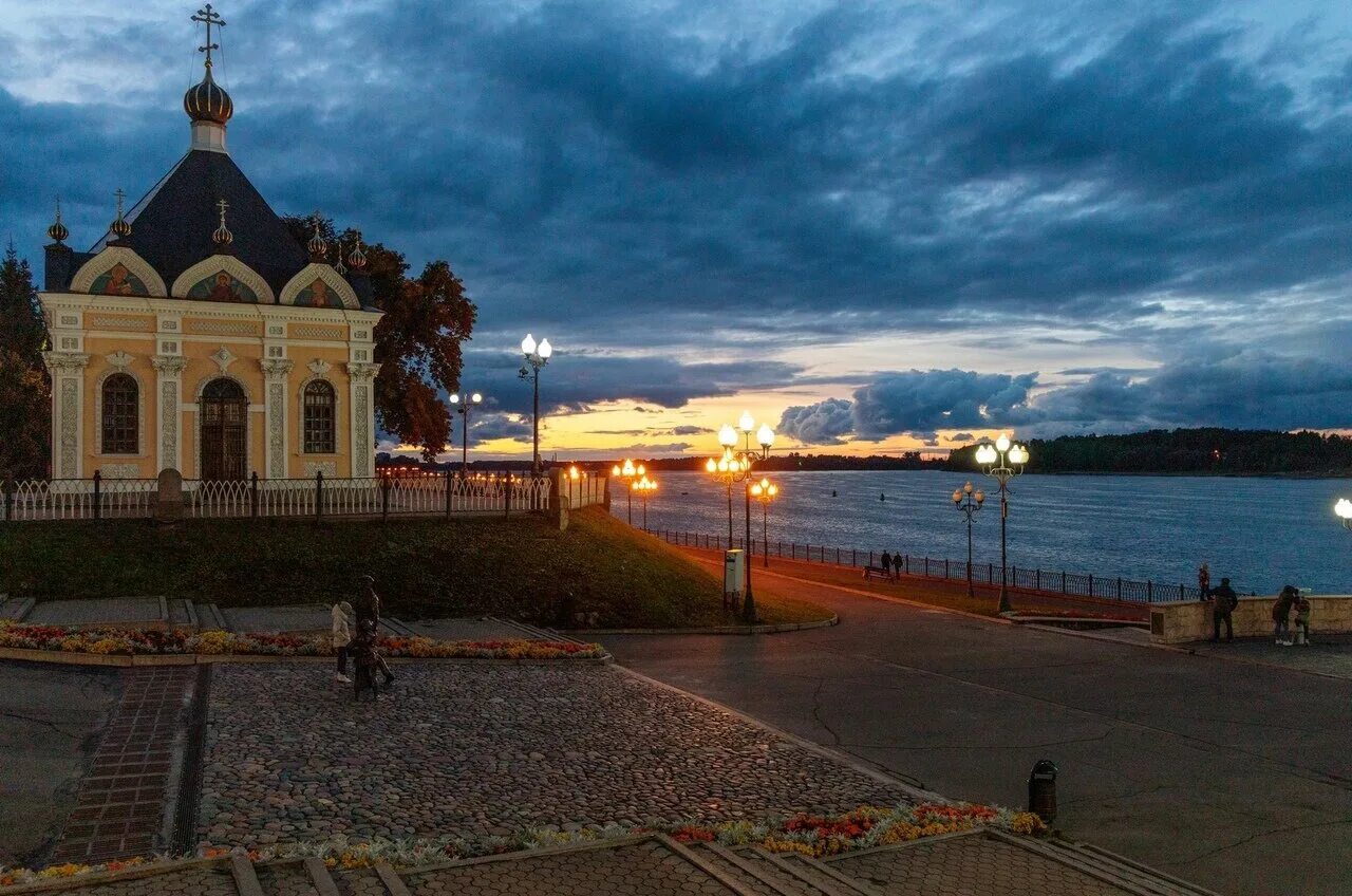 Рыбинское видео. Рыбинск набережная. Ночной Рыбинск. Вечерняя набережная Рыбинск. Рыбинск вечером.