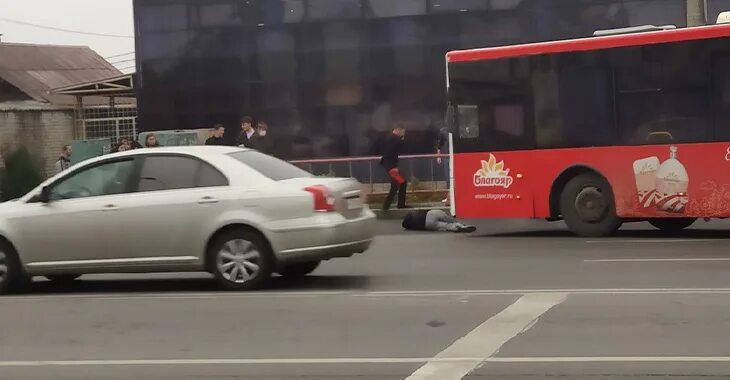 Прокопьевск автобус сбил пешехода. Волгоград песковоз сбил маршрутку. Автобус сбил пешехода Москва. Маршрутка сбитые Звёздочками.