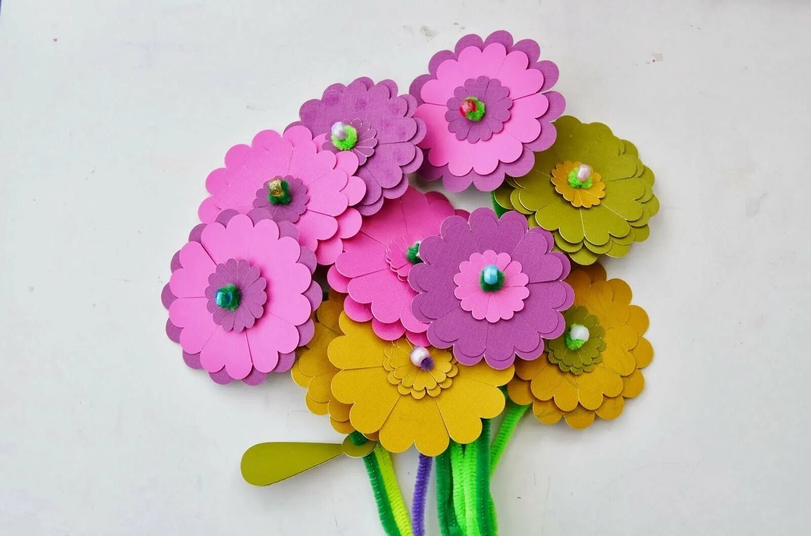 букет цветов из бумаги для детей. весенний букет в садик. аппликация с цветами. объемные цветы из бумаги. поделки из бумаги.
