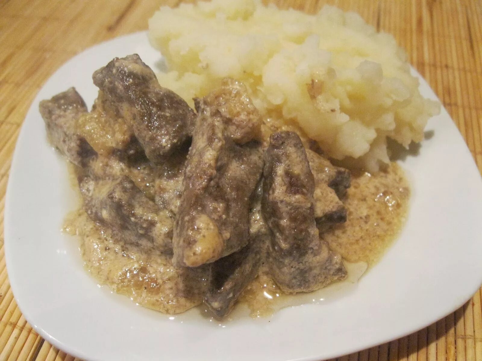 бефстроганов из печени свиной. печенка по составу. печень по строгановски домашний очаг. ингредиенты печень по строгановски. печенка по составу.