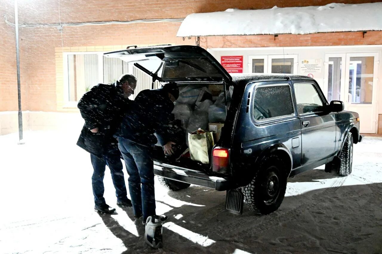 Передали автомобиль в зону сво. Нива везет груз. Оренбургские машины. Машины повезет.