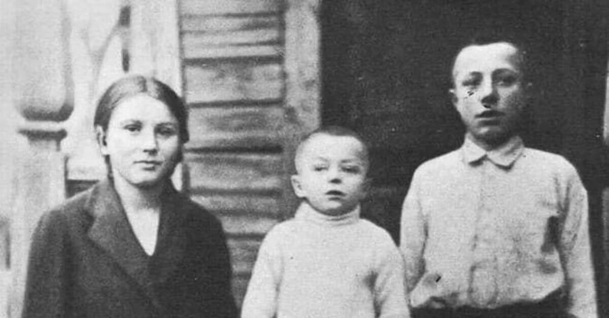 Самые ранние родители. Семья Гагарина в детстве.