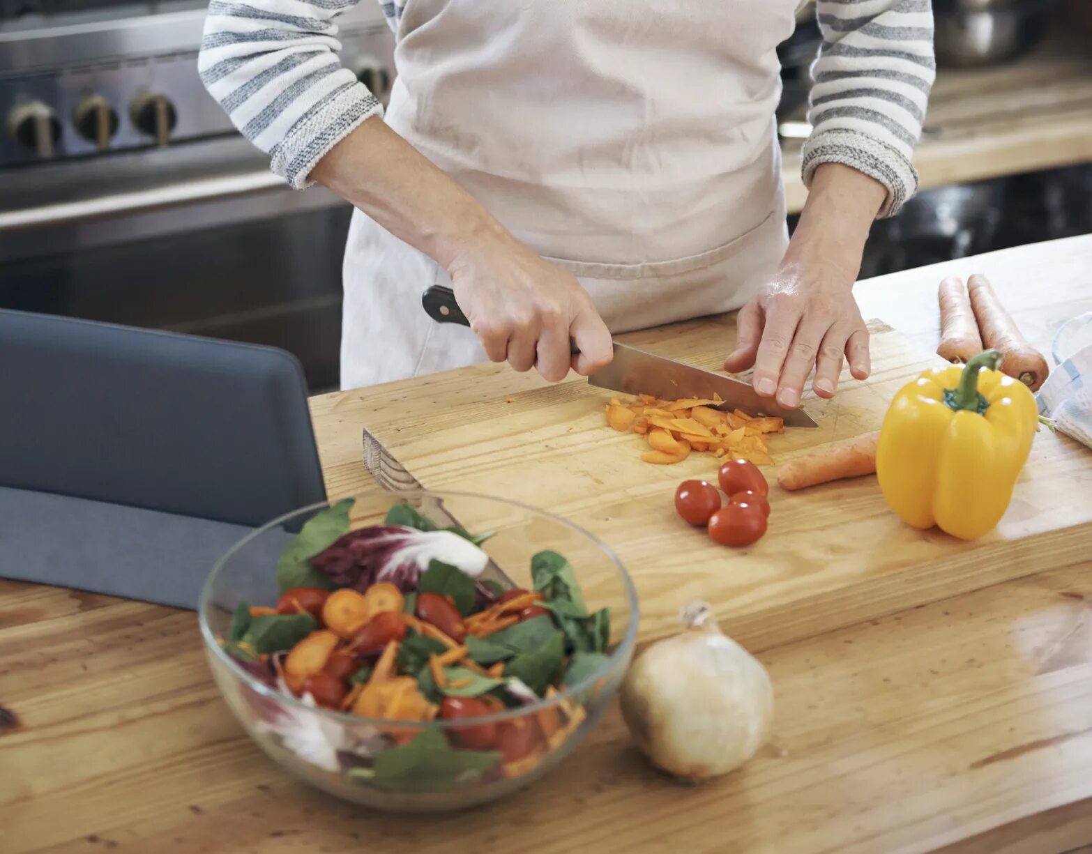 Кухня режет еду. Chop food. Chopping. Kitchen chopping Table.