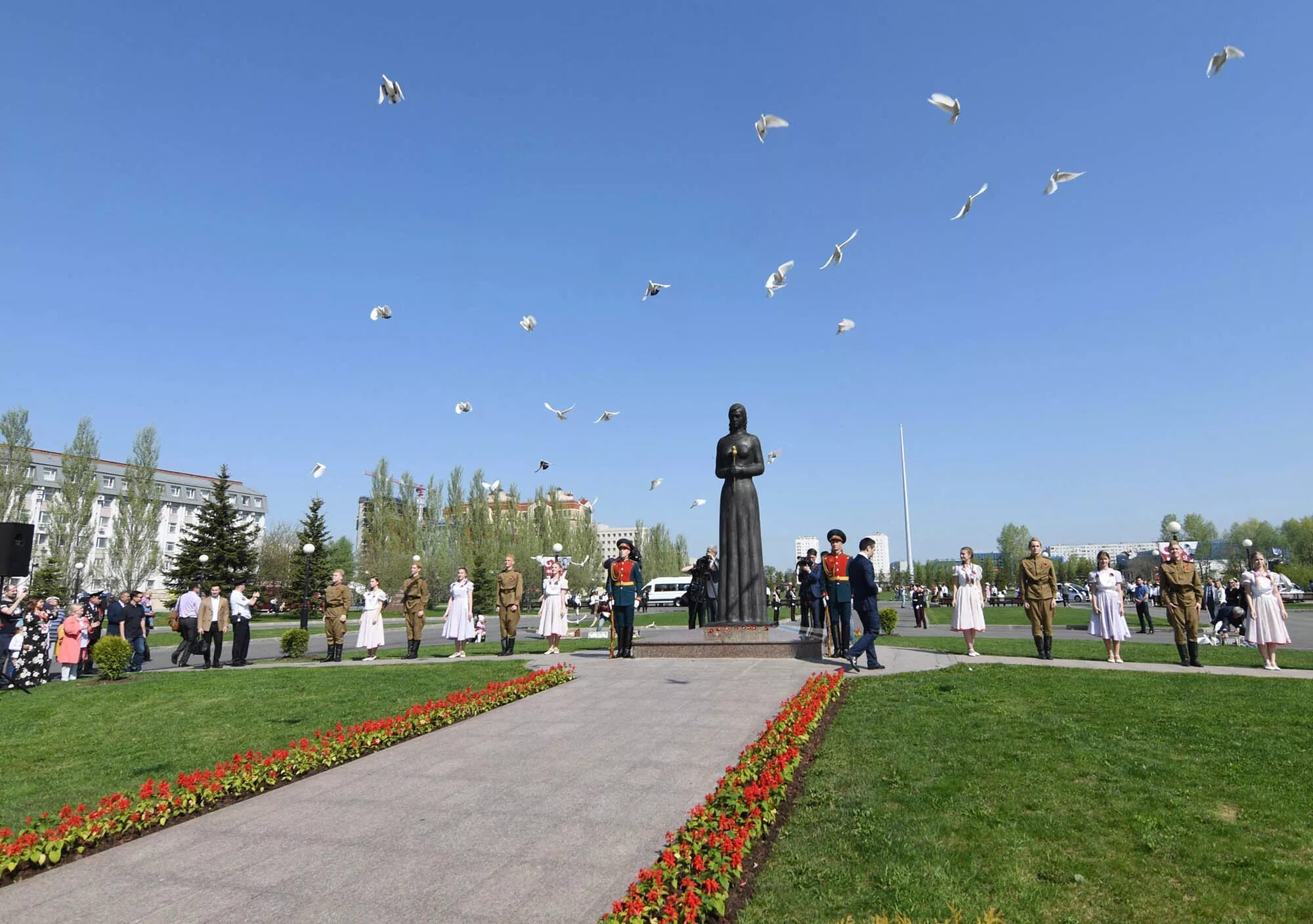 Парк победа памяти. Мемориальный парк Победы в Казани. Вечный огонь парк Победы Казань. Мемориал в парке Победы Казань. Парк Победы Казань Обелиск.