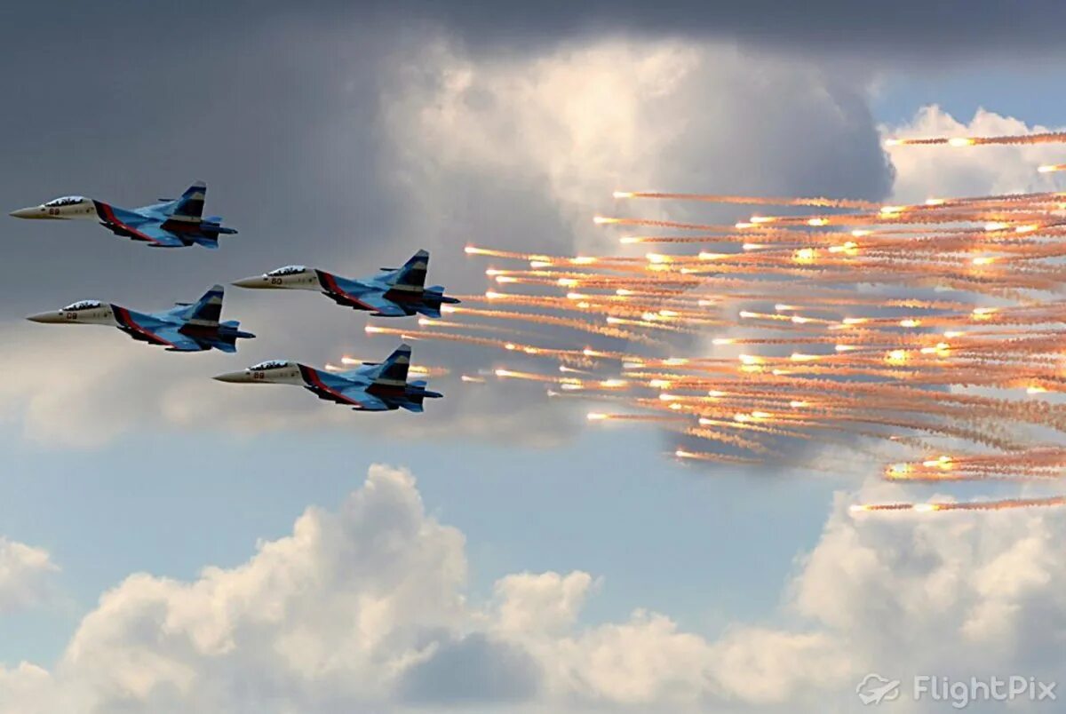 Полетели рф. Пилотажная группа на миг-21. Военные самолеты в небе. Самолет в небе. Впенные самолёты в небе.