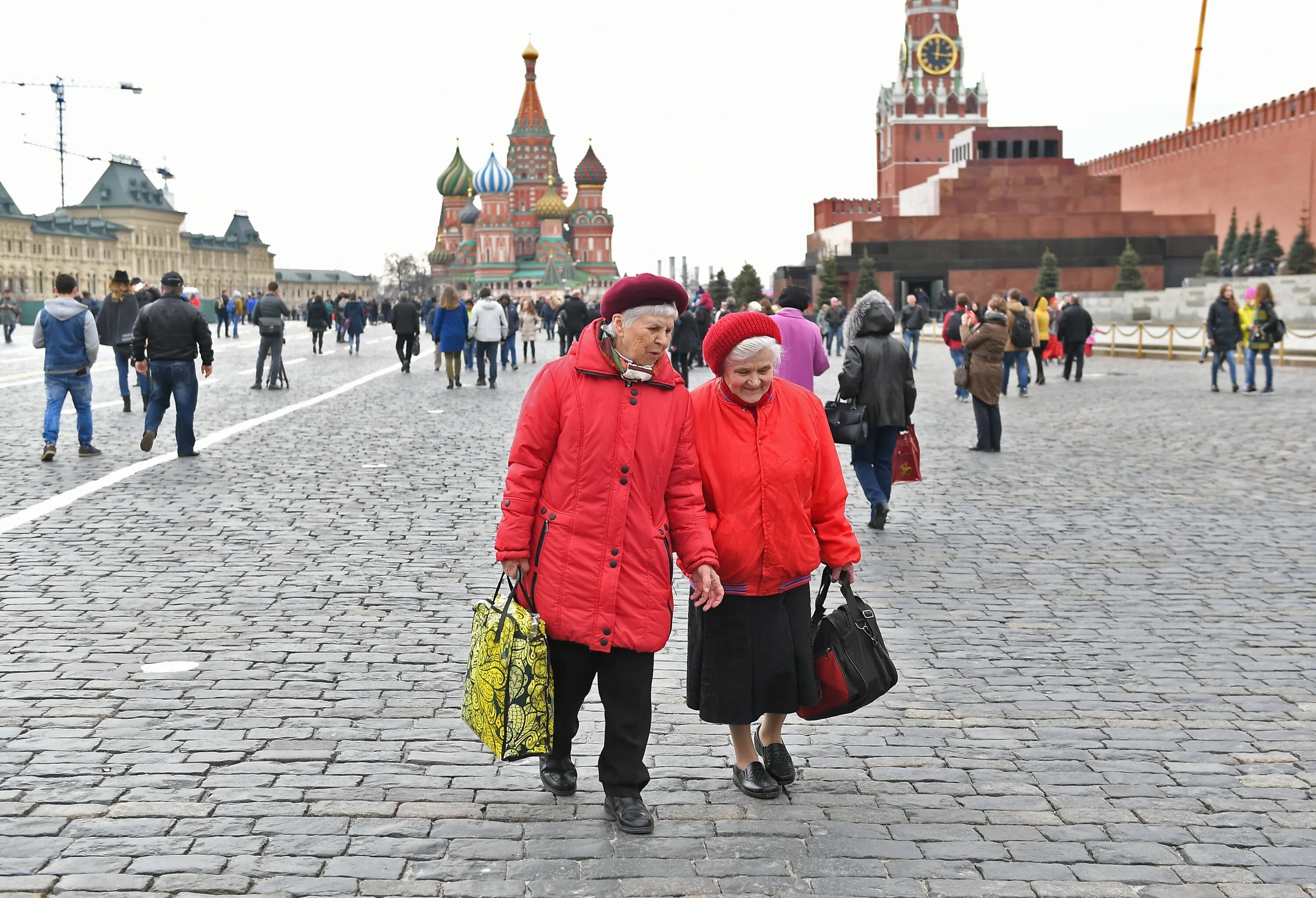 Россияне а россияне женщина. Жители Москвы. Пенсионеры в Москве. Пенсионер на красной площади. Москвич на красной площади.