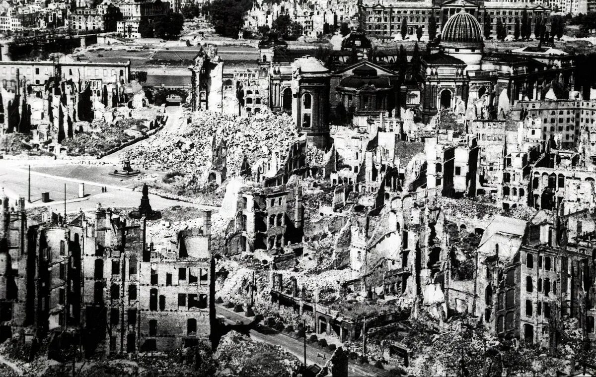 Немецкие города после войны. Дрезден 1945. Дрезден бомбардировка 1945. Дрезден 1945 год. Разрушенный Дрезден 1945.