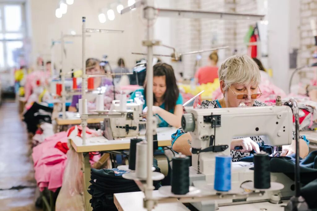 Швейная промышленность. Современный Швейный цех. Швейная легкая промышленность. Текстильное производство. Швейные фабрики женской одежды