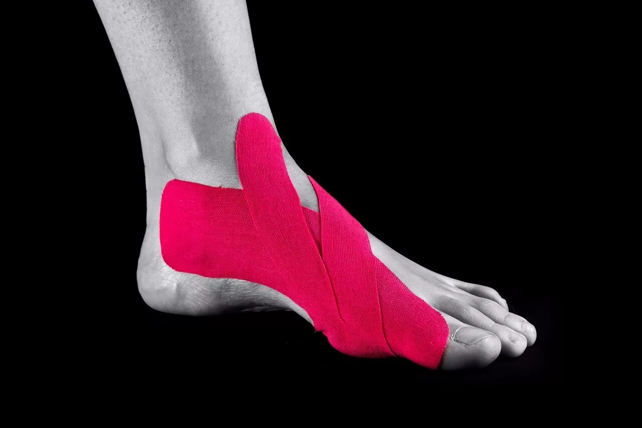 Тейпирование вывиха голеностопа. Тейпирование вывиха. Кинезио тейп на голеностоп. Тейпирование лодыжки при растяжении. Кинезио тейп на голеностоп.