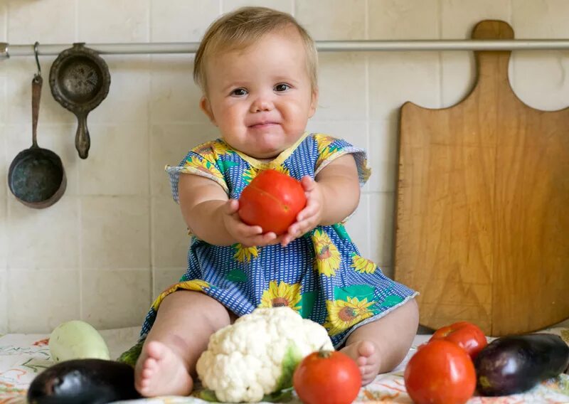 Витамины в фруктах. Фрукты в руках. Фрукты в турции. Фрукты для детей. Ягоды и фрукты на юге.