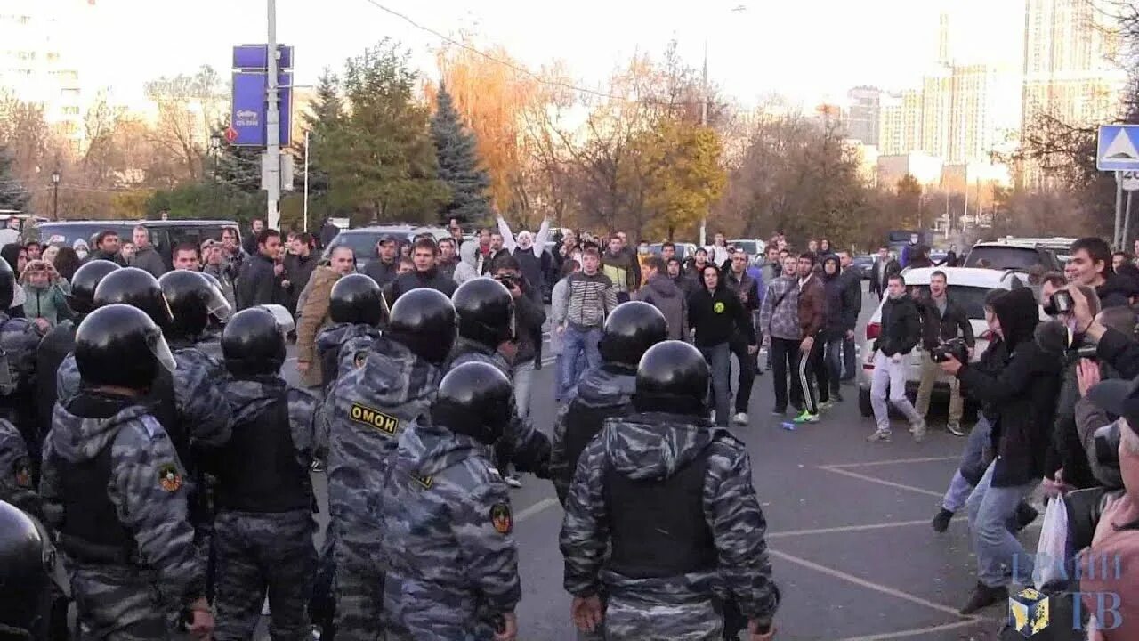 Люди в бирюлево. Погромы в бирюлево 13 октября 2013. бунт бирюлево западное. погром в бирюлево октябрь 2013. беспорядки в бирюлево 2013.