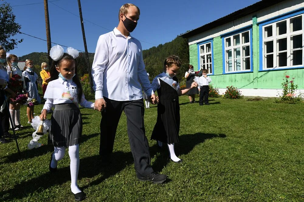 1 сентября 2024 года будет линейка. Школа 33 Тайга. Самая маленькая школа в Красноярске. Самая маленькая школа в Москве. Школа в тайге.