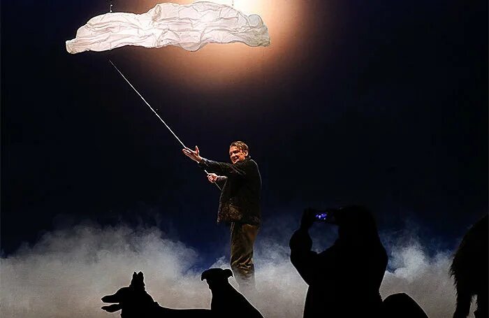 Му му крымов театр наций. Муму театр наций. Спектакль муму. 10. Муму театр наций.