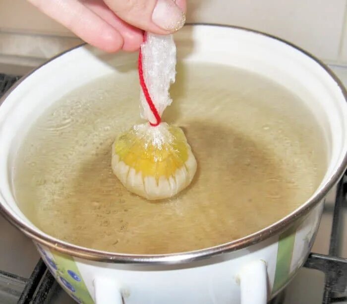 Сколько варить пашот в воде. Яйцо пашот приготовление. Варка яиц пашот. Яйцо пашот в кастрюле. Яйцо пашот в кастрюле с водой.