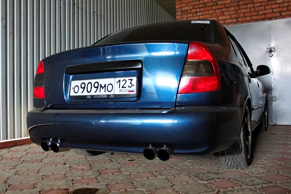 Двойной выхлоп на hyundai accent. Двойной выхлоп на hyundai accent. Двойной выхлоп хендай акцент. Выхлоп хендай акцент. Раздвоенный выхлоп hyundai accent.
