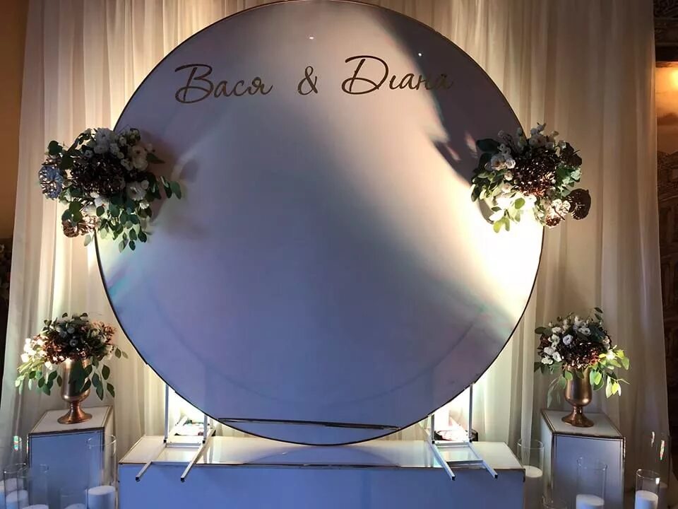 Круг для фотозоны. Круглая фотозона на свадьбу. Фотозона с круглой аркой. Круглый баннер на свадьбу. Свадебный баннер круглый.