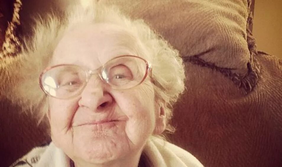 Бабушка снизу. Бабушка. Старушка в очках. Очки бабушки.