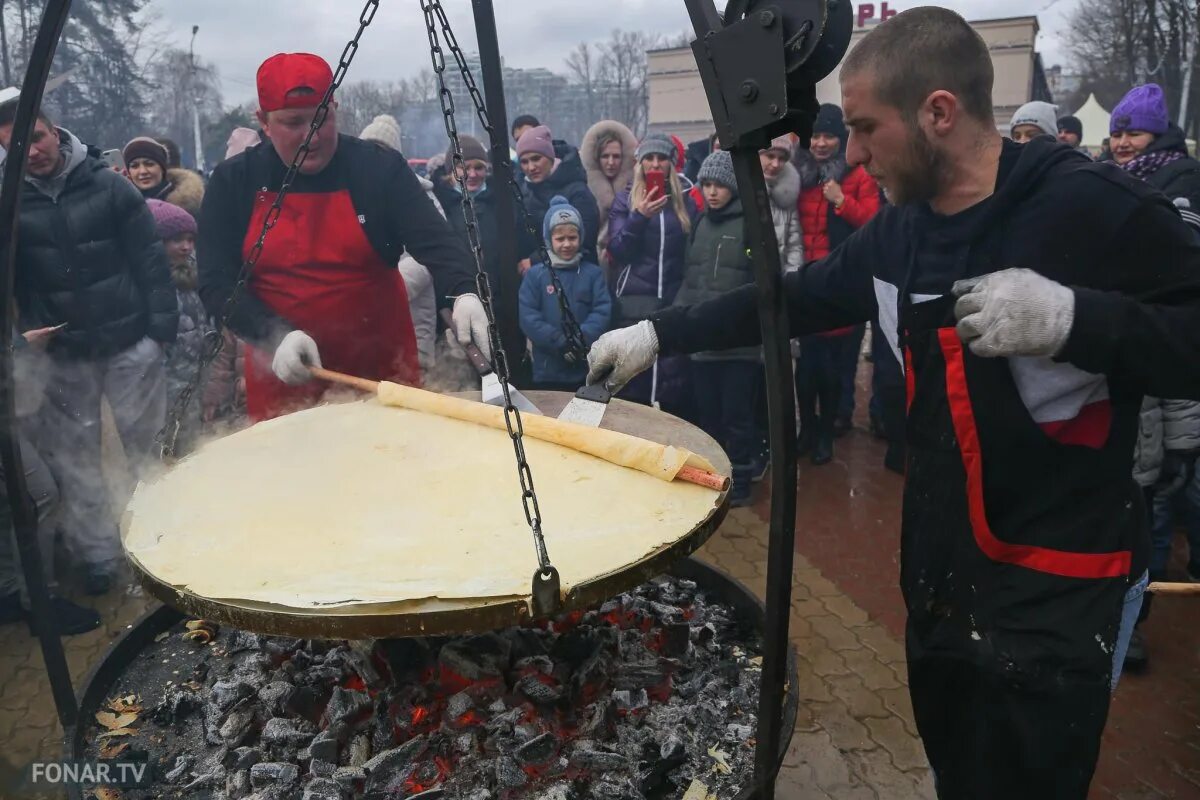 Самый большой блин на масленицу. Самый большой блин. Самый большой блин в мире. Масленица Белгород.