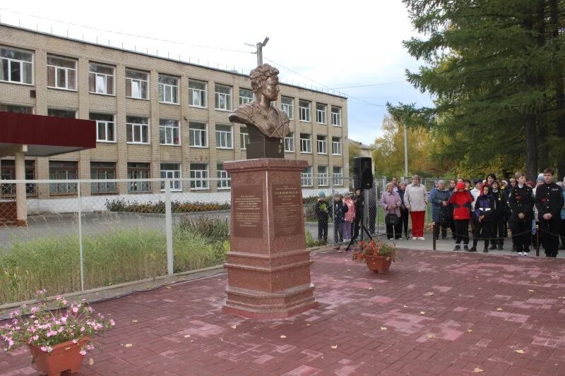 Пос космодемьянского. Школа имени Зои Космодемьянской. Памятник герою советского Союза Зое Космодемьянской Магнитогорск. Памятник Зое Космодемьянской в Копейске 42 школа.