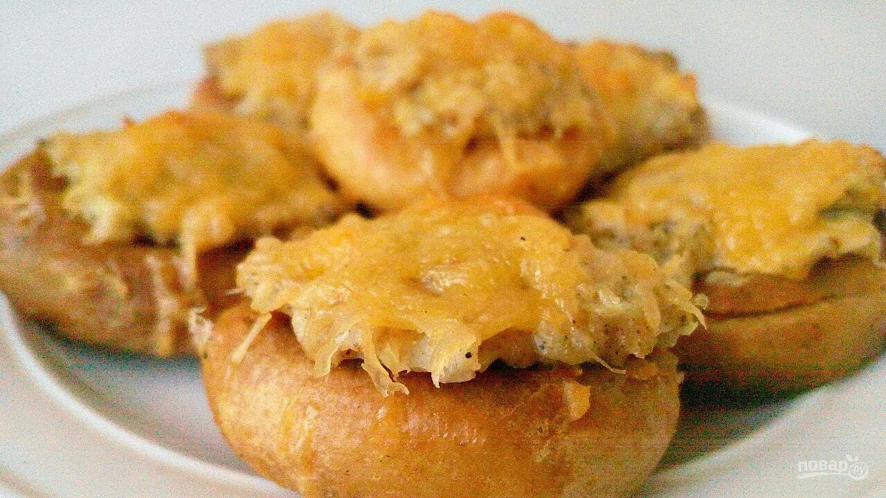 Творожные бублики с сыром. Бублик с творогом. Творожный бейгл. Бублик с творогом. Сырные бублики.