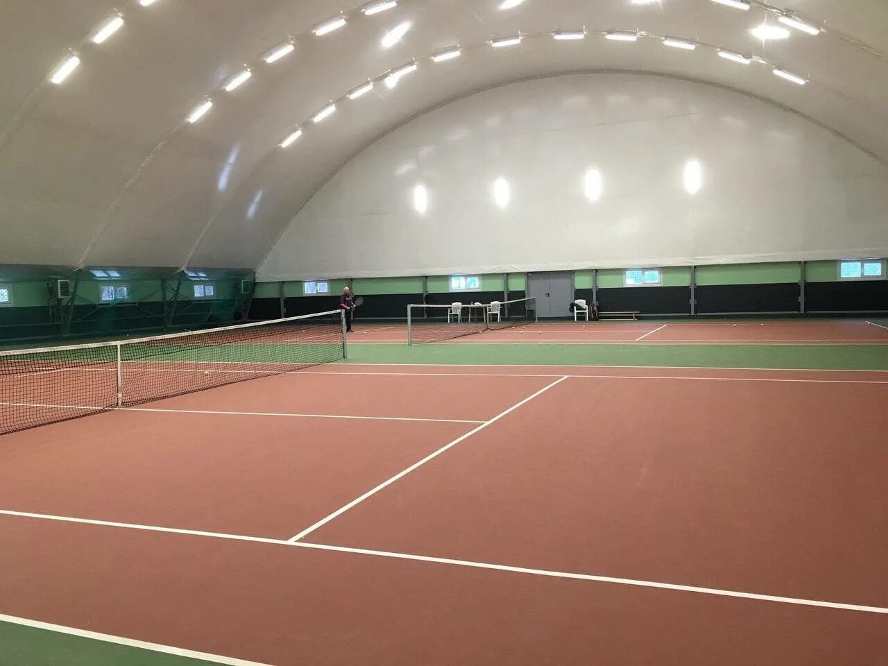 Теннисный корт варваринская 29. Падел теннис. Теннис место. Отель брайтон теннисный корт. Теннис место.