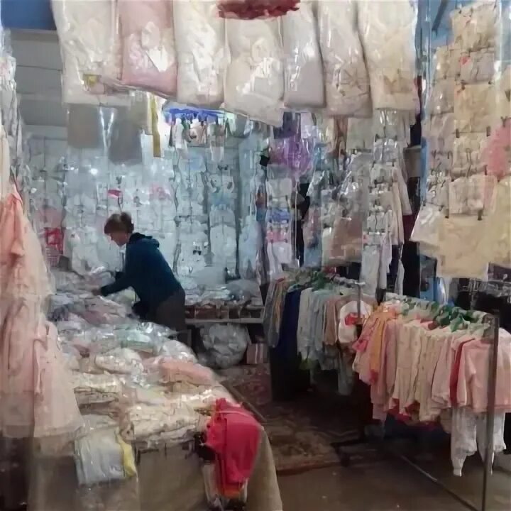 Кировский рынок вещи. Розовый рынок. Детский одежда рынок. Кировский рынок одежда.