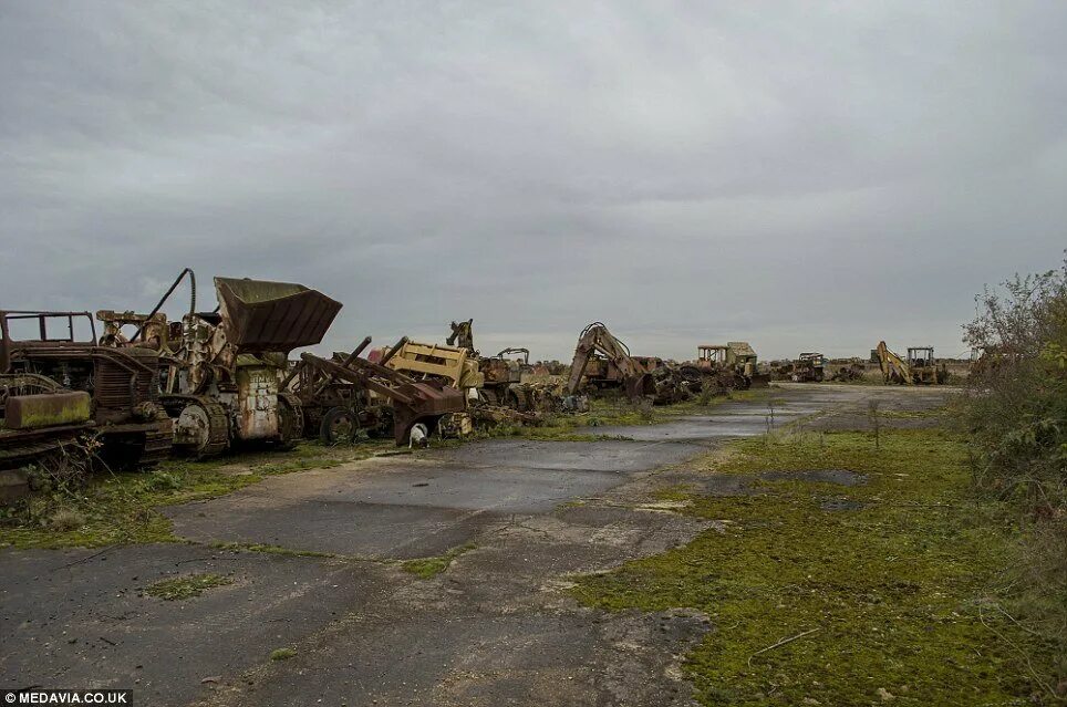 Брошенная техника. Кладбище военной техники. Брошенная Военная техника. Полигон новая земля брошенная техника. Брошенные земли россии