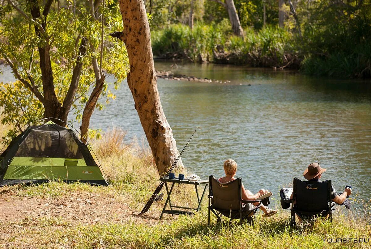 Озеро пикник. Отдых на природе. Пикник на берегу реки. Палатка у речки. Место для отдыха на природе.