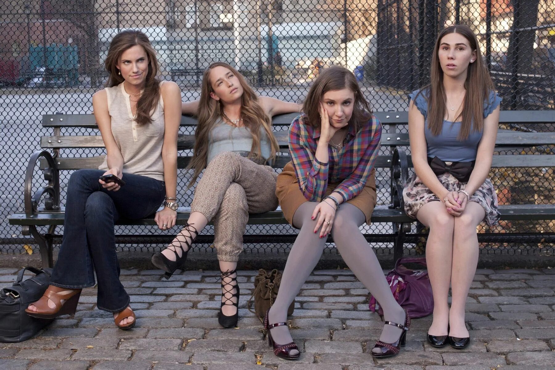 A lot of girls here are. Эллисон Уильямс, Джемайма кёрк - девочки (сериал) (2012). Подружки на лавочке. Три девочки на скамейке. Три девушки подростка.