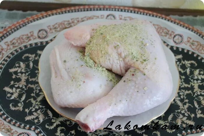 окорочка жареные. куриные окорочка в микроволновке. голень гриль в микроволновке. куриные окорочка в микроволновке. блюда из окорочков куриных в духовке.