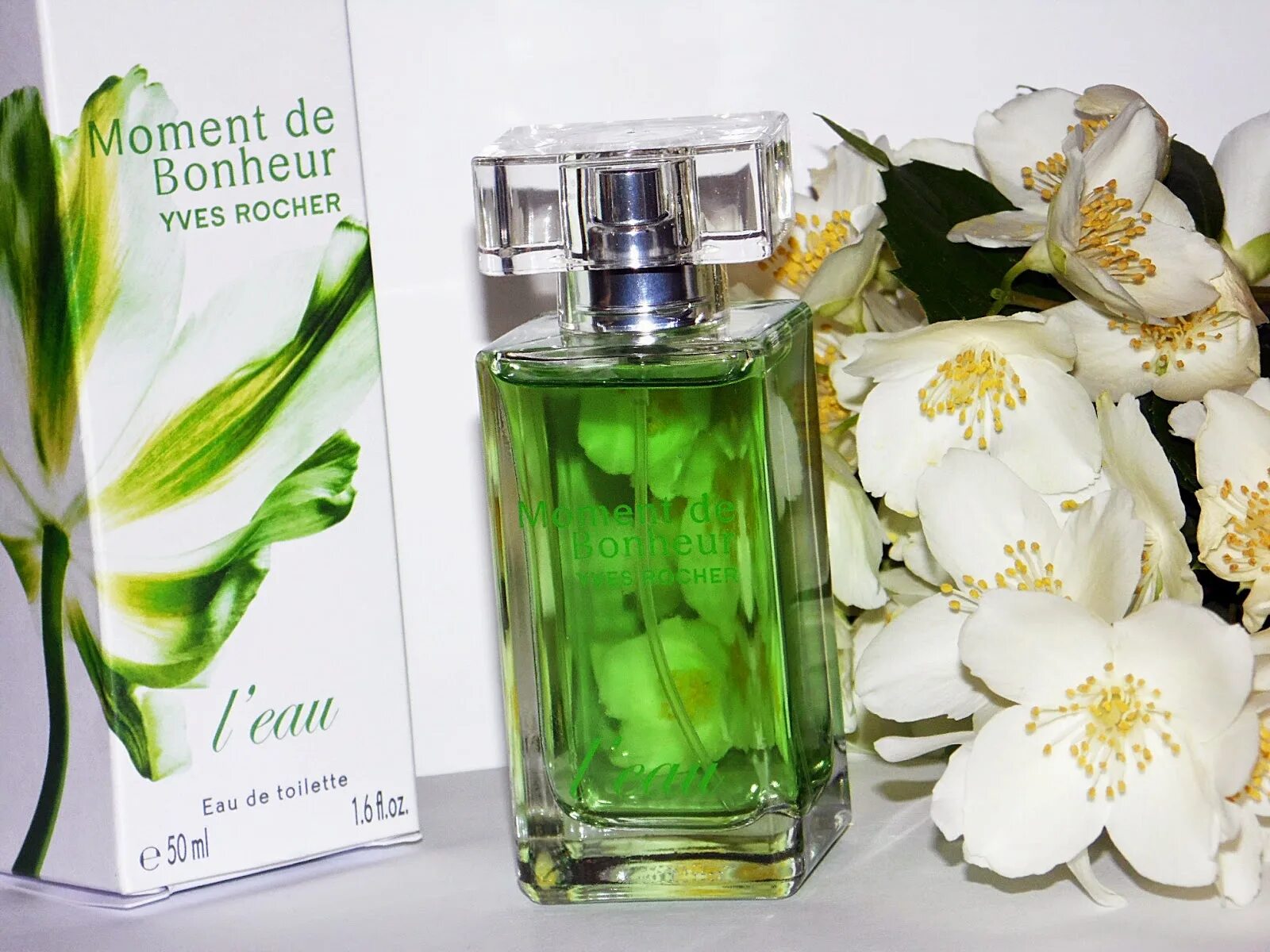 Роше парфюм купить. Ив Роше moment de bonheur l'Eau. Духи moment de bonheur Yves Rocher leau. Духи Ив Роше момент счастья. Туалетная вода l'Eau Ив Роше.