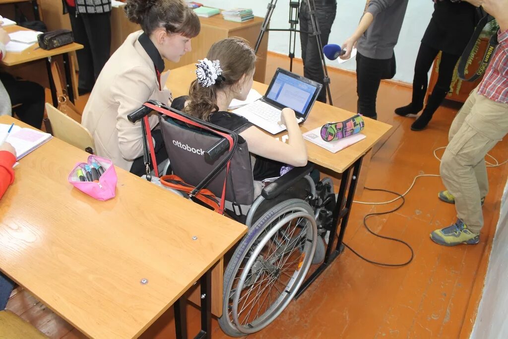 Дети инвалиды в школе. Школа для инвалидов. Детям с ограниченными возможностями здоровья в школе. Образование детей инвалидов.
