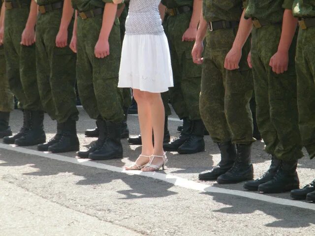 Гибель на плацу. Солдаты на плацу. Военный плац. Плац в армии. Топтать плац.