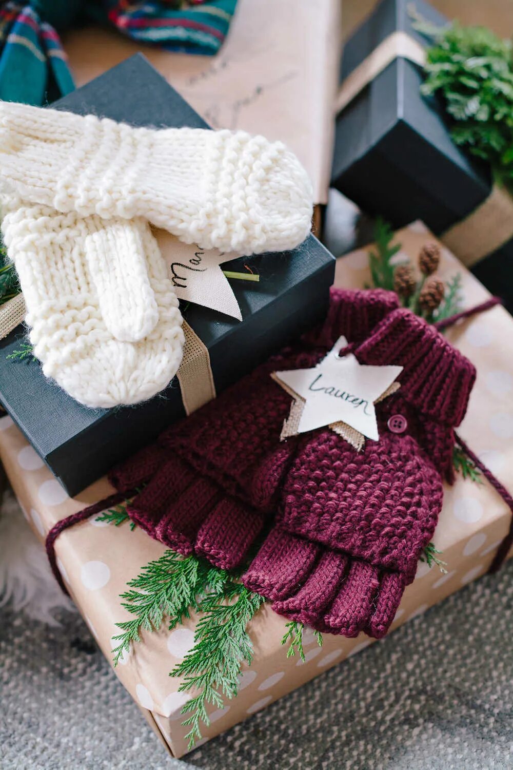 Как упаковать свитер в подарок. Упаковка для свитера. Свитер в подарок. Как упаковать свитер в подарок. Упаковка свитера в бумагу в подарок.