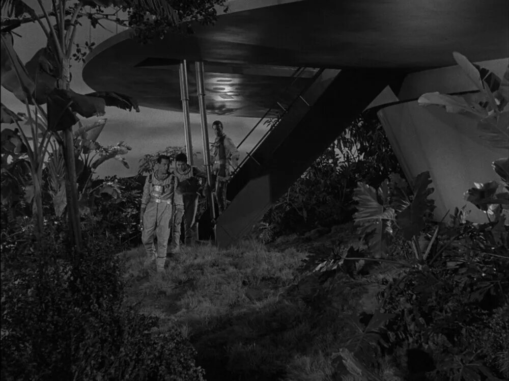 Сумеречная зона макет города. Уильям шатнер и питер фальк. Салли келлерман и уильям шатнер. Сумеречная зона 1959 постер. Сумеречная зона 2019 - 2020.